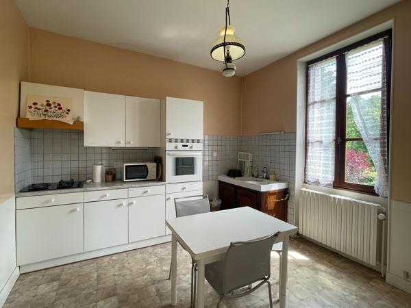 À deux pas du centre de Dieulefit, découvrez cette maison des années 40 offrant un fort potentiel, implantée sur un agréable terrain de 1 421 m² bien exposé sud / sud-ouest.