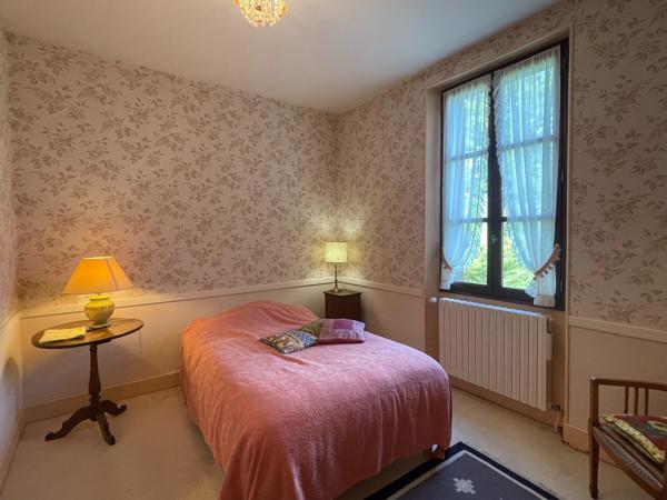 À deux pas du centre de Dieulefit, découvrez cette maison des années 40 offrant un fort potentiel, implantée sur un agréable terrain de 1 421 m² bien exposé sud / sud-ouest.