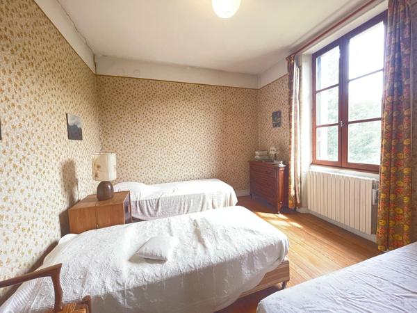 À deux pas du centre de Dieulefit, découvrez cette maison des années 40 offrant un fort potentiel, implantée sur un agréable terrain de 1 421 m² bien exposé sud / sud-ouest.