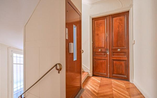 Appartement à vendre    3 pièces • 60,43 m2 Paris 10