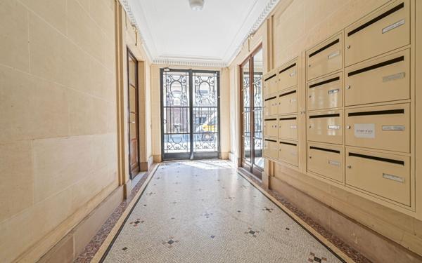 Appartement à vendre    3 pièces • 60,43 m2 Paris 10