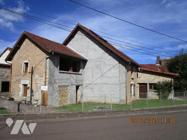 Ancienne Ferme en grande partie rénovée, composée de : 
- Au rez-de-chaussée :  grande entrée,...