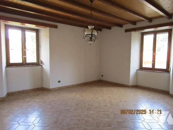 Ancienne Ferme en grande partie rénovée, composée de : 
- Au rez-de-chaussée :  grande entrée,...