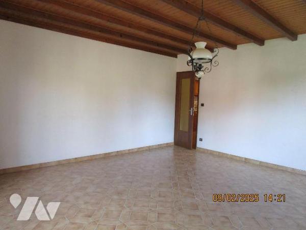 Ancienne Ferme en grande partie rénovée, composée de : 
- Au rez-de-chaussée :  grande entrée,...