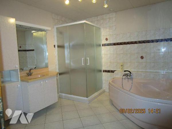 Ancienne Ferme en grande partie rénovée, composée de : 
- Au rez-de-chaussée :  grande entrée,...