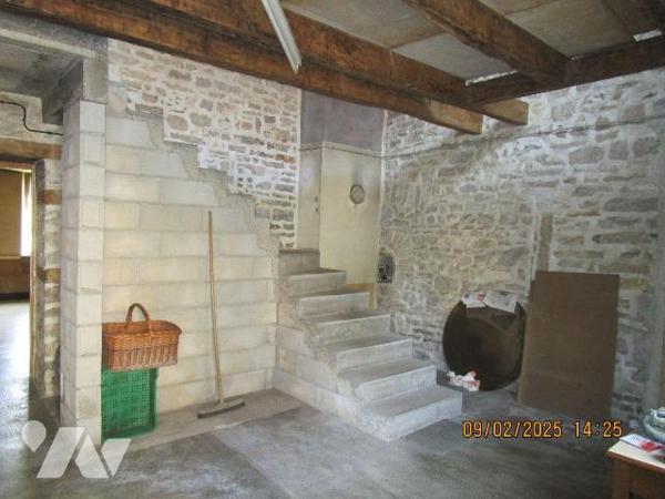 Ancienne Ferme en grande partie rénovée, composée de : 
- Au rez-de-chaussée :  grande entrée,...