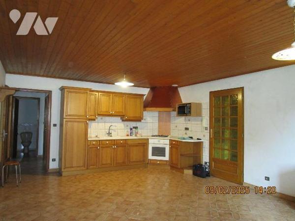 Ancienne Ferme en grande partie rénovée, composée de : 
- Au rez-de-chaussée :  grande entrée,...