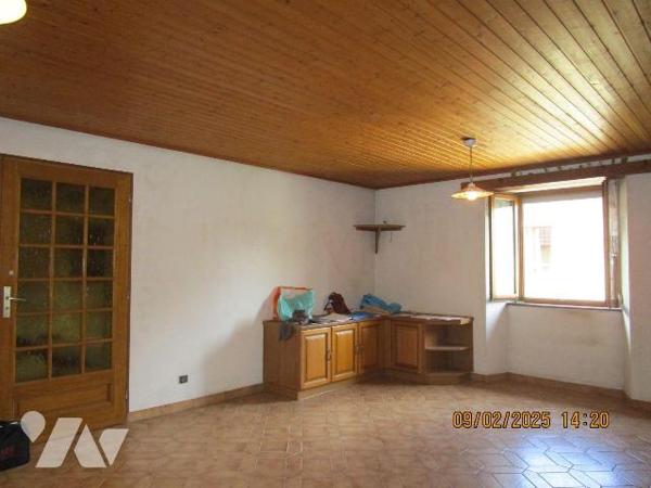 Ancienne Ferme en grande partie rénovée, composée de : 
- Au rez-de-chaussée :  grande entrée,...