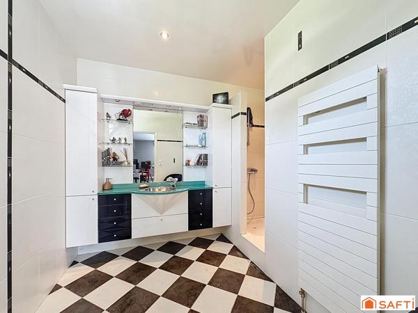 tous commerces, écoles, commmodités, réseau de bus