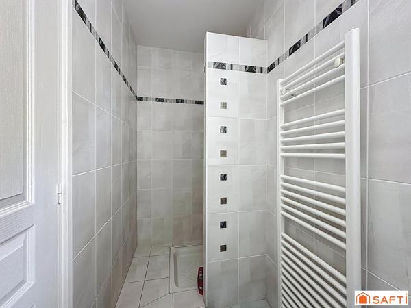 tous commerces, écoles, commmodités, réseau de bus