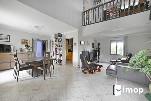 Maison avec extérieur