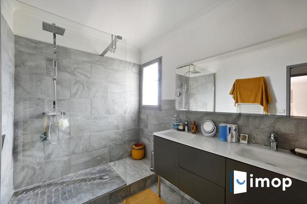 Maison avec extérieur