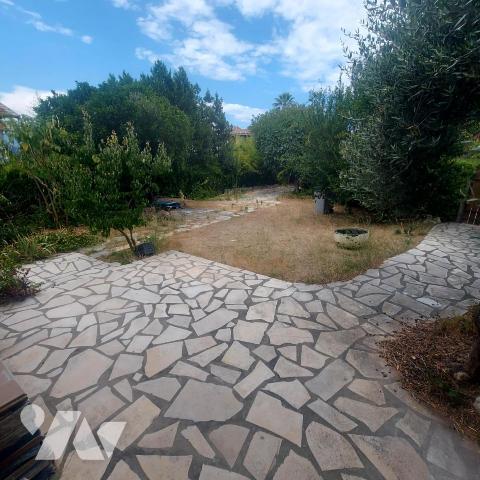 Maison mitoyenne  100m² avec jardin, parking  et piscine privative. 