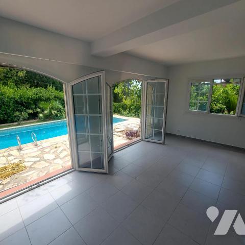 Maison mitoyenne  100m² avec jardin, parking  et piscine privative. 