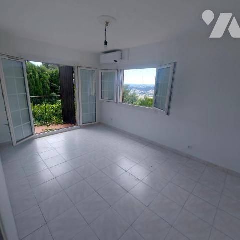 Maison mitoyenne  100m² avec jardin, parking  et piscine privative. 