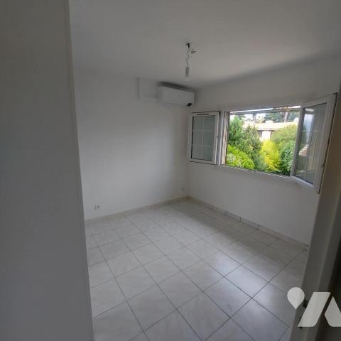 Maison mitoyenne  100m² avec jardin, parking  et piscine privative. 