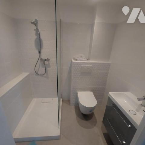 Maison mitoyenne  100m² avec jardin, parking  et piscine privative. 