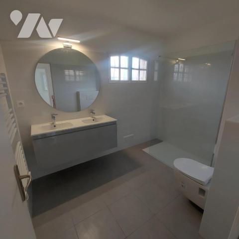 Maison mitoyenne  100m² avec jardin, parking  et piscine privative. 