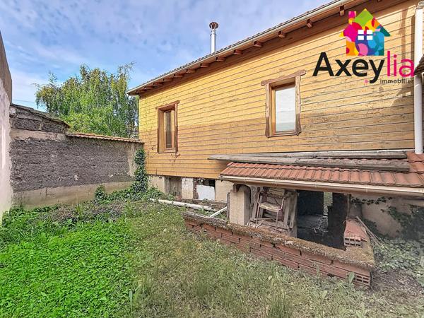 A VENDRE - ROANNE PROCHE CENTRE VILLE - CHALET AVEC JARDIN ET DEUX TERRASSES