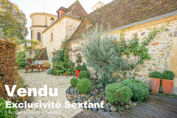 Ensemble de deux maisons, cour, jardinet, piscine et dépendances au cur d'un bourg en Périgord Noir.