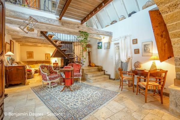 Ensemble de deux maisons, cour, jardinet, piscine et dépendances au cur d'un bourg en Périgord Noir.