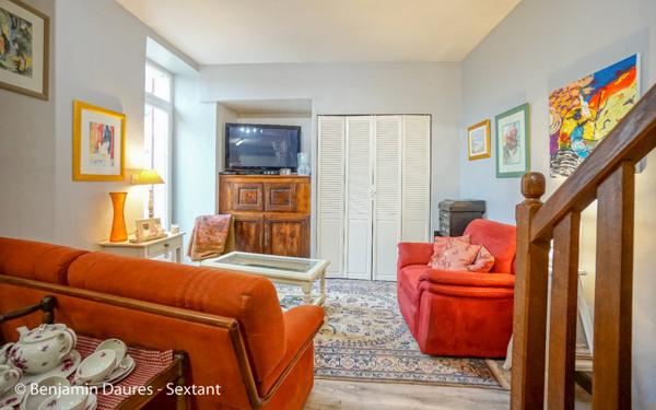 Ensemble de deux maisons, cour, jardinet, piscine et dépendances au cur d'un bourg en Périgord Noir.