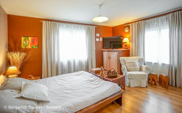 Ensemble de deux maisons, cour, jardinet, piscine et dépendances au cur d'un bourg en Périgord Noir.