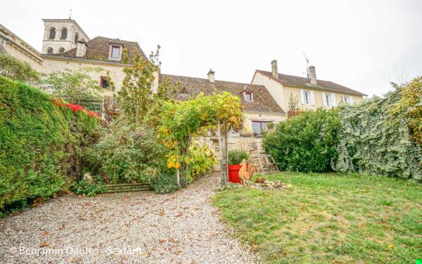 Ensemble de deux maisons, cour, jardinet, piscine et dépendances au cur d'un bourg en Périgord Noir.