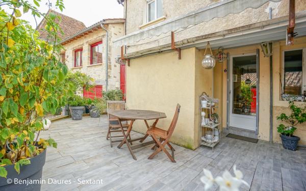 Ensemble de deux maisons, cour, jardinet, piscine et dépendances au cur d'un bourg en Périgord Noir.