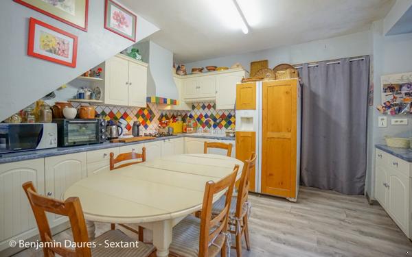 Ensemble de deux maisons, cour, jardinet, piscine et dépendances au cur d'un bourg en Périgord Noir.