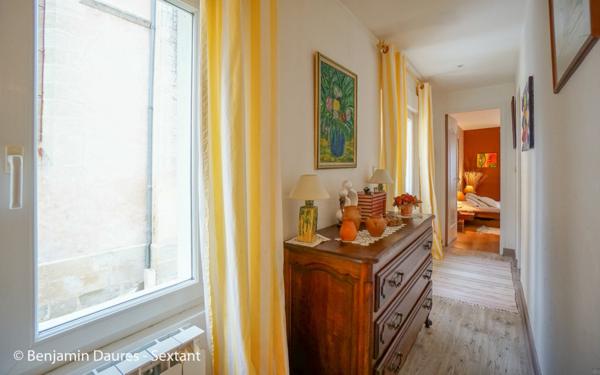 Ensemble de deux maisons, cour, jardinet, piscine et dépendances au cur d'un bourg en Périgord Noir.
