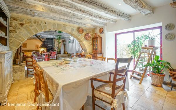 Ensemble de deux maisons, cour, jardinet, piscine et dépendances au cur d'un bourg en Périgord Noir.