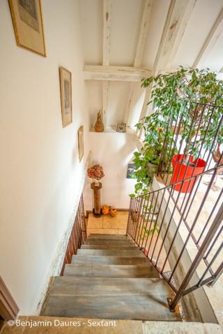 Ensemble de deux maisons, cour, jardinet, piscine et dépendances au cur d'un bourg en Périgord Noir.