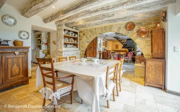 Ensemble de deux maisons, cour, jardinet, piscine et dépendances au cur d'un bourg en Périgord Noir.