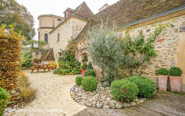 Ensemble de deux maisons, cour, jardinet, piscine et dépendances au cur d'un bourg en Périgord Noir.