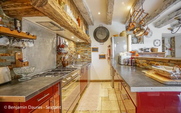 Ensemble de deux maisons, cour, jardinet, piscine et dépendances au cur d'un bourg en Périgord Noir.