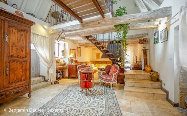Ensemble de deux maisons, cour, jardinet, piscine et dépendances au cur d'un bourg en Périgord Noir.