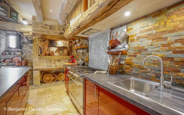 Ensemble de deux maisons, cour, jardinet, piscine et dépendances au cur d'un bourg en Périgord Noir.