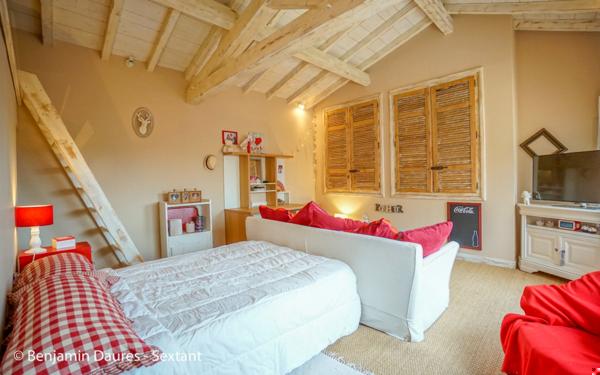 Ensemble de deux maisons, cour, jardinet, piscine et dépendances au cur d'un bourg en Périgord Noir.