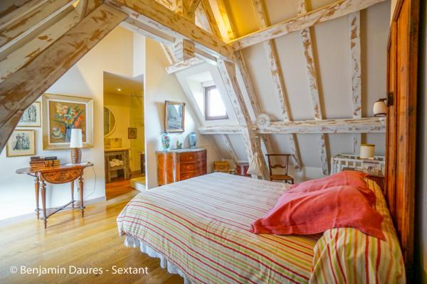 Ensemble de deux maisons, cour, jardinet, piscine et dépendances au cur d'un bourg en Périgord Noir.