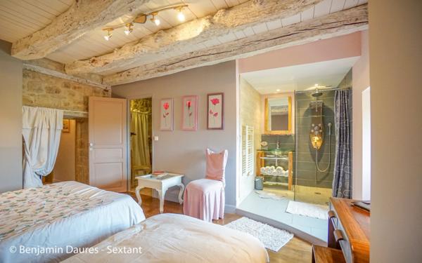 Ensemble de deux maisons, cour, jardinet, piscine et dépendances au cur d'un bourg en Périgord Noir.