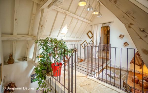 Ensemble de deux maisons, cour, jardinet, piscine et dépendances au cur d'un bourg en Périgord Noir.