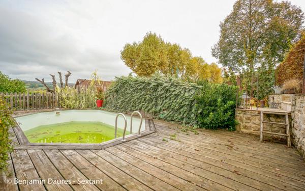 Ensemble de deux maisons, cour, jardinet, piscine et dépendances au cur d'un bourg en Périgord Noir.