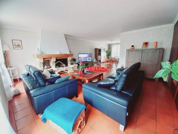 Située dans un secteur recherché d'Arpajon, à proximité immédiate des écoles, commerces et transports,  cette belle propriété de 150 m², implantée sur un terrain d'environ 1400 m² entièrement clos et arboré, offre un cadre de vie privilégié, idéal pour une famille à la recherche d'espace, de confort et de tranquillité.

Accessible par un chemin privatif goudronné,  La maison se compose, au rez-de-chaussée, d'une vaste entrée desservant un lumineux séjour avec cheminée, une salle à manger ouverte sur une agréable terrasse, une cuisine entièrement équipée, une arrière-cuisine, une chambre pouvant également faire office de bureau, un grand dressing ainsi qu'un WC indépendant.

A l'étage, l'espace nuit comprend quatre belles chambres et deux salles de bains, offrant un agencement fonctionnel et confortable pour toute la famille.

Le sous-sol complète ce bien avec un garage, une grande buanderie , une cave à vin et plusieurs autres pièces pouvant servir de rangements.

À l'extérieur, vous profiterez de deux terrasses, d'un vaste jardin arboré ainsi qu' un espace de stationnement permettant d'accueillir plusieurs véhicules.

Une propriété familiale aux volumes généreux et à l'agencement parfaitement pensé. Un bien rare sur le secteur.

*Deux photos de projection