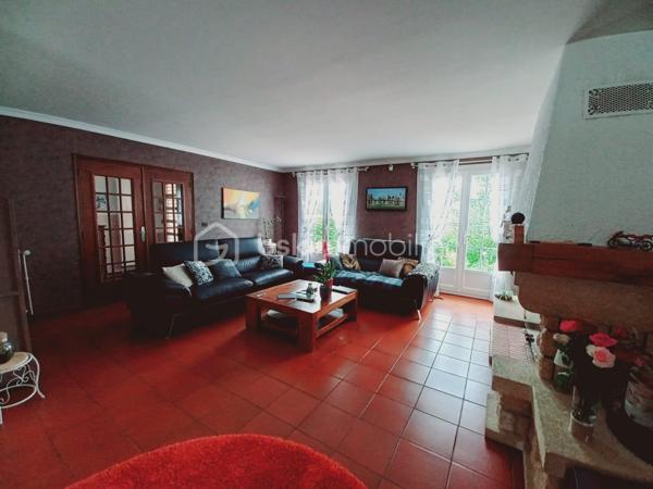 Située dans un secteur recherché d'Arpajon, à proximité immédiate des écoles, commerces et transports,  cette belle propriété de 150 m², implantée sur un terrain d'environ 1400 m² entièrement clos et arboré, offre un cadre de vie privilégié, idéal pour une famille à la recherche d'espace, de confort et de tranquillité.

Accessible par un chemin privatif goudronné,  La maison se compose, au rez-de-chaussée, d'une vaste entrée desservant un lumineux séjour avec cheminée, une salle à manger ouverte sur une agréable terrasse, une cuisine entièrement équipée, une arrière-cuisine, une chambre pouvant également faire office de bureau, un grand dressing ainsi qu'un WC indépendant.

A l'étage, l'espace nuit comprend quatre belles chambres et deux salles de bains, offrant un agencement fonctionnel et confortable pour toute la famille.

Le sous-sol complète ce bien avec un garage, une grande buanderie , une cave à vin et plusieurs autres pièces pouvant servir de rangements.

À l'extérieur, vous profiterez de deux terrasses, d'un vaste jardin arboré ainsi qu' un espace de stationnement permettant d'accueillir plusieurs véhicules.

Une propriété familiale aux volumes généreux et à l'agencement parfaitement pensé. Un bien rare sur le secteur.

*Deux photos de projection