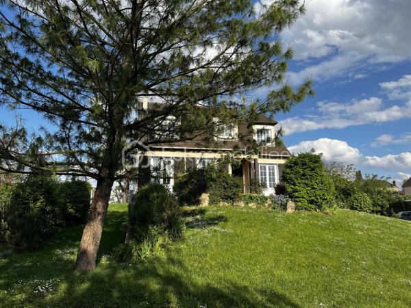 Située dans un secteur recherché d'Arpajon, à proximité immédiate des écoles, commerces et transports,  cette belle propriété de 150 m², implantée sur un terrain d'environ 1400 m² entièrement clos et arboré, offre un cadre de vie privilégié, idéal pour une famille à la recherche d'espace, de confort et de tranquillité.

Accessible par un chemin privatif goudronné,  La maison se compose, au rez-de-chaussée, d'une vaste entrée desservant un lumineux séjour avec cheminée, une salle à manger ouverte sur une agréable terrasse, une cuisine entièrement équipée, une arrière-cuisine, une chambre pouvant également faire office de bureau, un grand dressing ainsi qu'un WC indépendant.

A l'étage, l'espace nuit comprend quatre belles chambres et deux salles de bains, offrant un agencement fonctionnel et confortable pour toute la famille.

Le sous-sol complète ce bien avec un garage, une grande buanderie , une cave à vin et plusieurs autres pièces pouvant servir de rangements.

À l'extérieur, vous profiterez de deux terrasses, d'un vaste jardin arboré ainsi qu' un espace de stationnement permettant d'accueillir plusieurs véhicules.

Une propriété familiale aux volumes généreux et à l'agencement parfaitement pensé. Un bien rare sur le secteur.

*Deux photos de projection