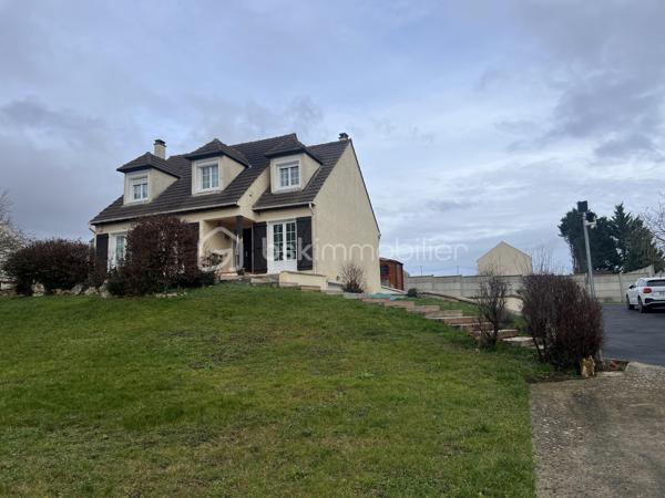 Située dans un secteur recherché d'Arpajon, à proximité immédiate des écoles, commerces et transports,  cette belle propriété de 150 m², implantée sur un terrain d'environ 1400 m² entièrement clos et arboré, offre un cadre de vie privilégié, idéal pour une famille à la recherche d'espace, de confort et de tranquillité.

Accessible par un chemin privatif goudronné,  La maison se compose, au rez-de-chaussée, d'une vaste entrée desservant un lumineux séjour avec cheminée, une salle à manger ouverte sur une agréable terrasse, une cuisine entièrement équipée, une arrière-cuisine, une chambre pouvant également faire office de bureau, un grand dressing ainsi qu'un WC indépendant.

A l'étage, l'espace nuit comprend quatre belles chambres et deux salles de bains, offrant un agencement fonctionnel et confortable pour toute la famille.

Le sous-sol complète ce bien avec un garage, une grande buanderie , une cave à vin et plusieurs autres pièces pouvant servir de rangements.

À l'extérieur, vous profiterez de deux terrasses, d'un vaste jardin arboré ainsi qu' un espace de stationnement permettant d'accueillir plusieurs véhicules.

Une propriété familiale aux volumes généreux et à l'agencement parfaitement pensé. Un bien rare sur le secteur.

*Deux photos de projection