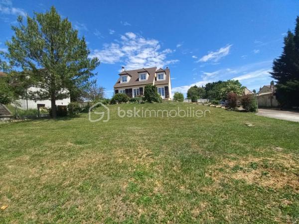 Située dans un secteur recherché d'Arpajon, à proximité immédiate des écoles, commerces et transports,  cette belle propriété de 150 m², implantée sur un terrain d'environ 1400 m² entièrement clos et arboré, offre un cadre de vie privilégié, idéal pour une famille à la recherche d'espace, de confort et de tranquillité.

Accessible par un chemin privatif goudronné,  La maison se compose, au rez-de-chaussée, d'une vaste entrée desservant un lumineux séjour avec cheminée, une salle à manger ouverte sur une agréable terrasse, une cuisine entièrement équipée, une arrière-cuisine, une chambre pouvant également faire office de bureau, un grand dressing ainsi qu'un WC indépendant.

A l'étage, l'espace nuit comprend quatre belles chambres et deux salles de bains, offrant un agencement fonctionnel et confortable pour toute la famille.

Le sous-sol complète ce bien avec un garage, une grande buanderie , une cave à vin et plusieurs autres pièces pouvant servir de rangements.

À l'extérieur, vous profiterez de deux terrasses, d'un vaste jardin arboré ainsi qu' un espace de stationnement permettant d'accueillir plusieurs véhicules.

Une propriété familiale aux volumes généreux et à l'agencement parfaitement pensé. Un bien rare sur le secteur.

*Deux photos de projection