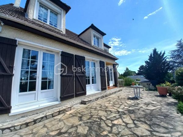 Située dans un secteur recherché d'Arpajon, à proximité immédiate des écoles, commerces et transports,  cette belle propriété de 150 m², implantée sur un terrain d'environ 1400 m² entièrement clos et arboré, offre un cadre de vie privilégié, idéal pour une famille à la recherche d'espace, de confort et de tranquillité.

Accessible par un chemin privatif goudronné,  La maison se compose, au rez-de-chaussée, d'une vaste entrée desservant un lumineux séjour avec cheminée, une salle à manger ouverte sur une agréable terrasse, une cuisine entièrement équipée, une arrière-cuisine, une chambre pouvant également faire office de bureau, un grand dressing ainsi qu'un WC indépendant.

A l'étage, l'espace nuit comprend quatre belles chambres et deux salles de bains, offrant un agencement fonctionnel et confortable pour toute la famille.

Le sous-sol complète ce bien avec un garage, une grande buanderie , une cave à vin et plusieurs autres pièces pouvant servir de rangements.

À l'extérieur, vous profiterez de deux terrasses, d'un vaste jardin arboré ainsi qu' un espace de stationnement permettant d'accueillir plusieurs véhicules.

Une propriété familiale aux volumes généreux et à l'agencement parfaitement pensé. Un bien rare sur le secteur.

*Deux photos de projection