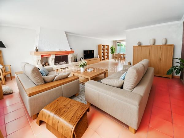 Située dans un secteur recherché d'Arpajon, à proximité immédiate des écoles, commerces et transports,  cette belle propriété de 150 m², implantée sur un terrain d'environ 1400 m² entièrement clos et arboré, offre un cadre de vie privilégié, idéal pour une famille à la recherche d'espace, de confort et de tranquillité.

Accessible par un chemin privatif goudronné,  La maison se compose, au rez-de-chaussée, d'une vaste entrée desservant un lumineux séjour avec cheminée, une salle à manger ouverte sur une agréable terrasse, une cuisine entièrement équipée, une arrière-cuisine, une chambre pouvant également faire office de bureau, un grand dressing ainsi qu'un WC indépendant.

A l'étage, l'espace nuit comprend quatre belles chambres et deux salles de bains, offrant un agencement fonctionnel et confortable pour toute la famille.

Le sous-sol complète ce bien avec un garage, une grande buanderie , une cave à vin et plusieurs autres pièces pouvant servir de rangements.

À l'extérieur, vous profiterez de deux terrasses, d'un vaste jardin arboré ainsi qu' un espace de stationnement permettant d'accueillir plusieurs véhicules.

Une propriété familiale aux volumes généreux et à l'agencement parfaitement pensé. Un bien rare sur le secteur.

*Deux photos de projection